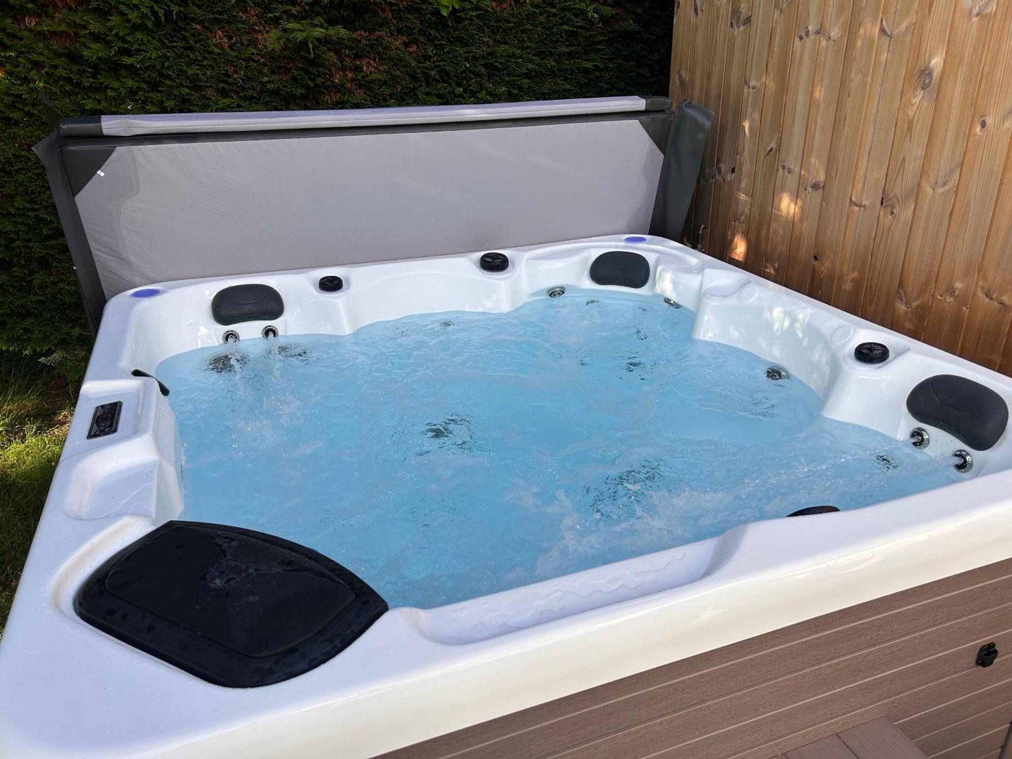 Holiday home Court Lane Stables - Premium Rural Retreat With Hot Tub